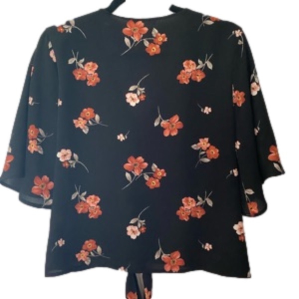 Brand new never worn! Tie front, cap sleeve shirt. Lush, size small - Picture 3 of 4